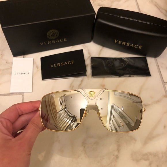 🔥NEW SHOW STOPPER VERSACE SUNGLASSES 🔥 - Picture 8 of 15